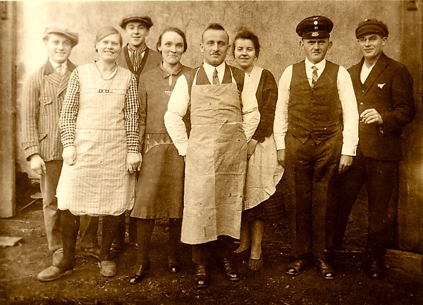 Theodor Metzler mit Frau Flora (links daneben) und Angestellten in der Landwirtschaft